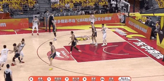 辉达娱乐-麦基单臂空接暴扣但被打到脸，随后无限点抢篮板但两罚不中